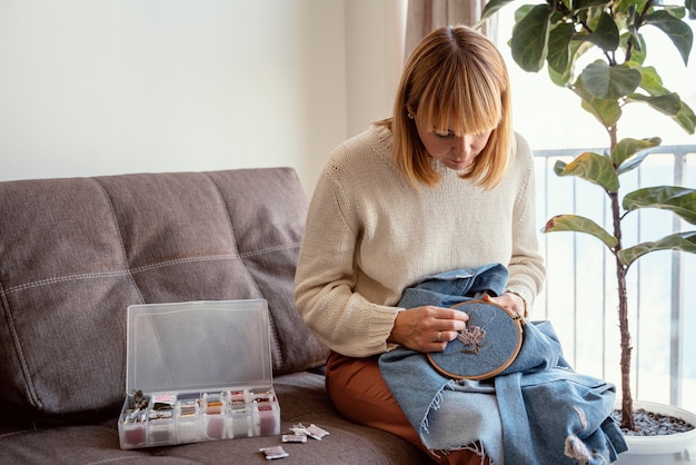 Ukážka vyšívania pri stole